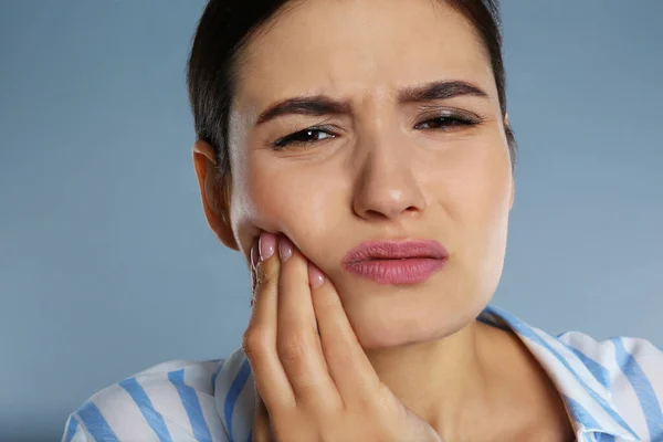 Junge Frau Mit Zahnschmerzen Auf Grauem Hintergrund — Stockfoto