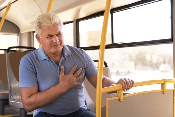 Пожилого Человека Сердечный Приступ Общественном Транспорте — стоковое фото