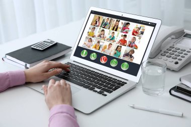 Öğretmen Covid-19 salgınından dolayı karantina ve sosyal uzaklık sırasında online okul dersi veriyor. Öğrenciler video konferansı yoluyla evde çalışıyorlar