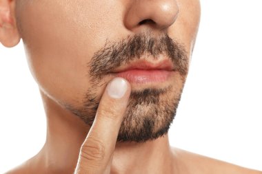 Dudaklarına krem sürerek beyaz arka plana sürmüş, yakın plan.