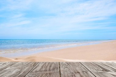 Okyanusun yakınındaki kumlu sahilde ahşap yüzey