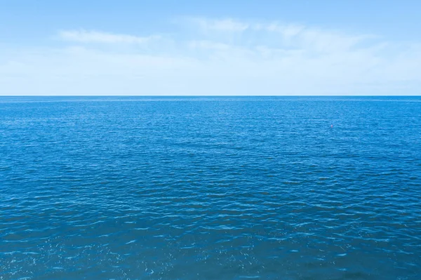 Mavi Gökyüzünün Altında Bulutlu Dalgalı Bir Deniz — Stok fotoğraf