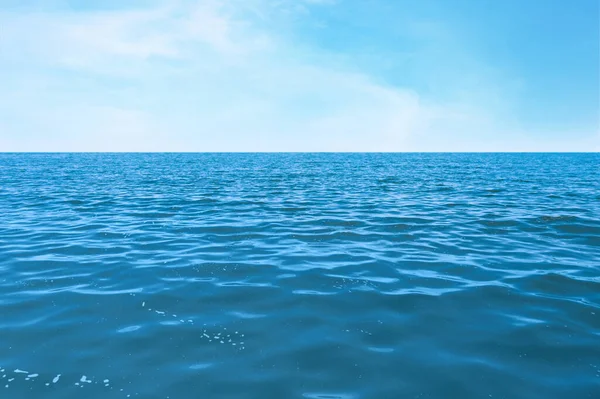Piękne Ripply Morze Pod Błękitnym Niebem Chmurami — Zdjęcie stockowe