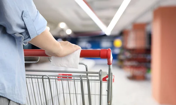 Donna Che Tiene Maniglia Del Carrello Della Spesa Con Carta — Foto Stock