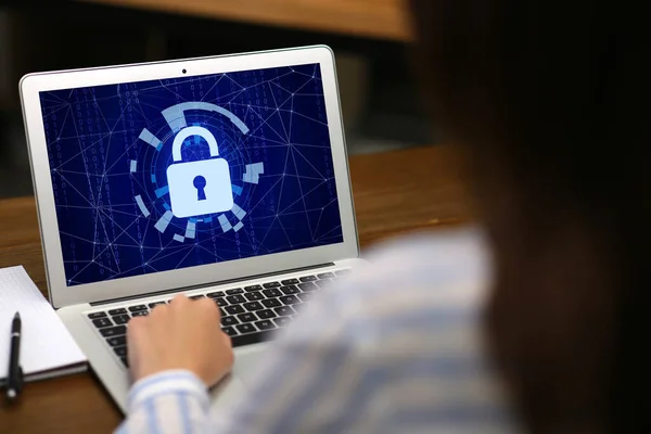 Koncepcja Cyberbezpieczeństwa Kobieta Korzystająca Aplikacji Laptopie Zbliżenie — Zdjęcie stockowe