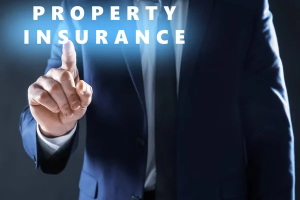 Fastighetsförsäkring Man Med Hjälp Virtuell Skärm Närbild — Stockfoto