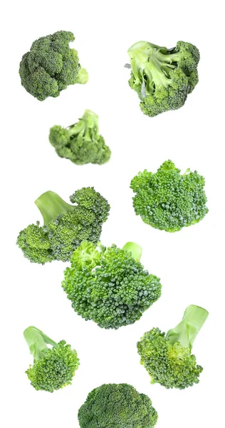 Verse Groene Broccoli Vallen Witte Achtergrond — Stockfoto