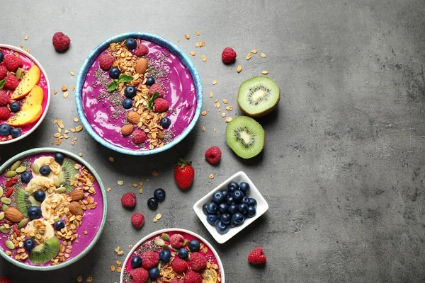 Köstlicher Acai Smoothie Mit Toppings Schüsseln Auf Dem Tisch Flach — Stockfoto