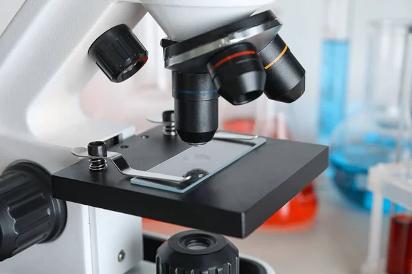 Microscoop Met Glazen Glaasje Tafel Close Laboratoriumanalyse — Stockfoto
