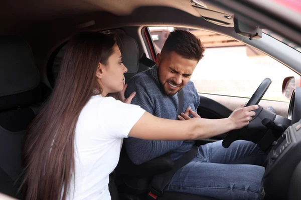 Mujer Sosteniendo Volante Mientras Conductor Sufre Ataque Corazón Coche —  Fotos de Stock