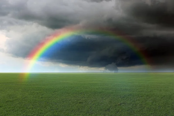 Fantastisk Regnbåge Över Gröna Fältet Stormig Himmel — Stockfoto