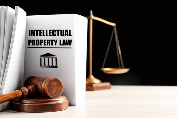 Livre Droit Propriété Intellectuelle Marteau Juge Échelles Justice Sur Table — Photo