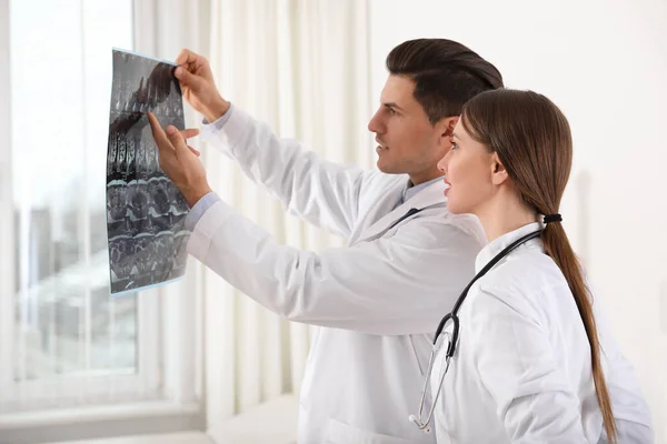 Ortopedistas Examinando Imagen Rayos Cerca Ventana Oficina — Foto de Stock
