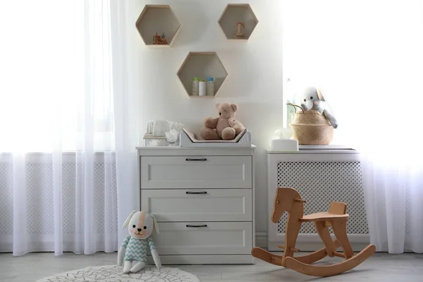 Oyuncak Modern Masalarla Dolu Güzel Bir Bebek Odası — Stok fotoğraf