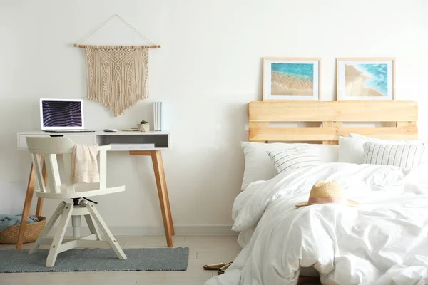 Elegante Interno Della Camera Con Posto Lavoro Letto — Foto Stock