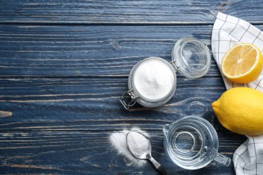 Mavi ahşap masa üzerinde karbonat ve limonlar. Metin için boşluk