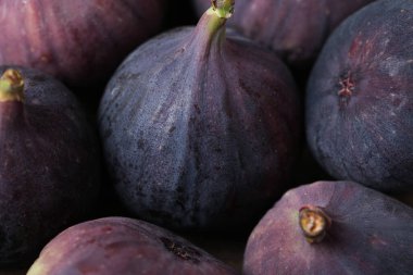 Arka plan olarak lezzetli taze incirler, yakın plan görünümü