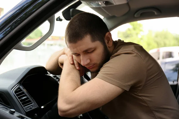 Cansado Homem Dormindo Volante Seu Carro — Fotografia de Stock