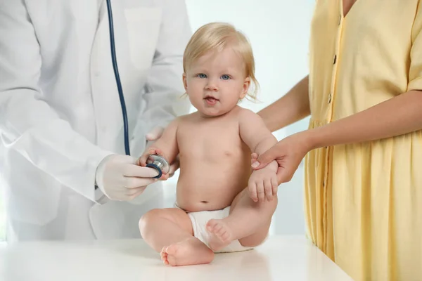 Pediatra Examinando Bebé Con Estetoscopio Hospital Asistencia Sanitaria — Foto de Stock