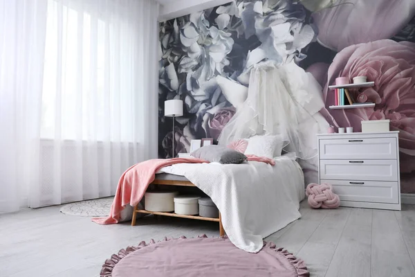 Teenage Mädchen Zimmer Interieur Mit Bequemen Bett Und Floralen Tapeten — Stockfoto