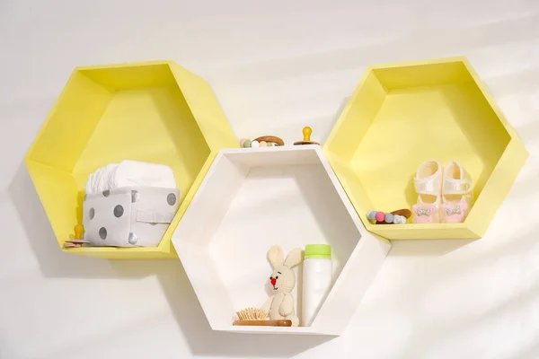Hexagonformade Hyllor Med Leksaker Och Barntillbehör Vit Vägg Inredning — Stockfoto