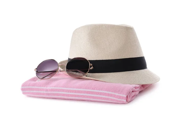 背景为白色的毛巾 太阳镜和帽子 海滩物品 — 图库照片