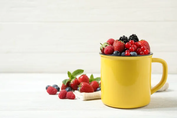 Meng Rijpe Bessen Witte Houten Tafel Ruimte Voor Tekst — Stockfoto