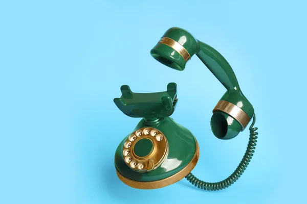 Zielony Vintage Kablowany Telefon Jasnoniebieskim Tle — Zdjęcie stockowe