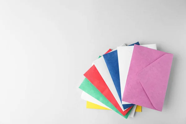 Envelopes Papel Coloridos Sobre Fundo Claro Vista Superior Espaço Para — Fotografia de Stock