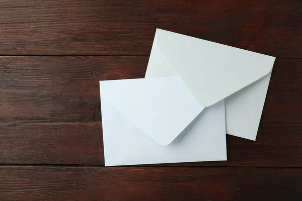 Envelopes Papel Branco Mesa Madeira Vista Superior — Fotografia de Stock