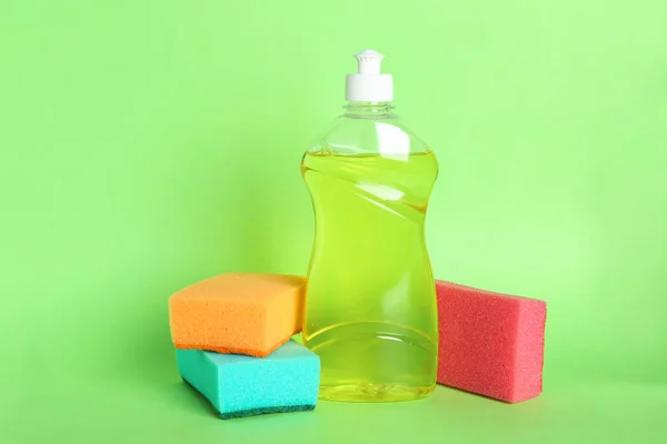 Garrafa Detergente Esponjas Sobre Fundo Verde — Fotografia de Stock