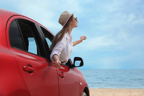 Lycklig Kvinna Lutar Sig Genom Bilfönstret Stranden Sommar Semester Resa — Stockfoto