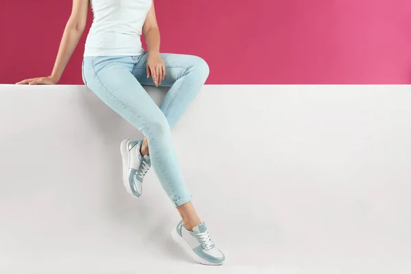 Mujer Zapatillas Deporte Con Estilo Sentado Fondo Color Primer Plano — Foto de Stock