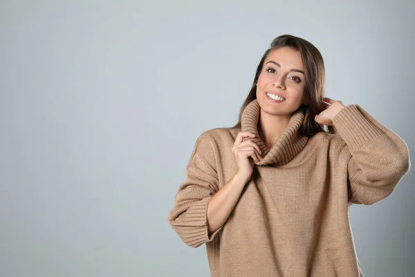 Jonge Vrouw Stijlvolle Bruine Trui Grijze Achtergrond Ruimte Voor Tekst — Stockfoto