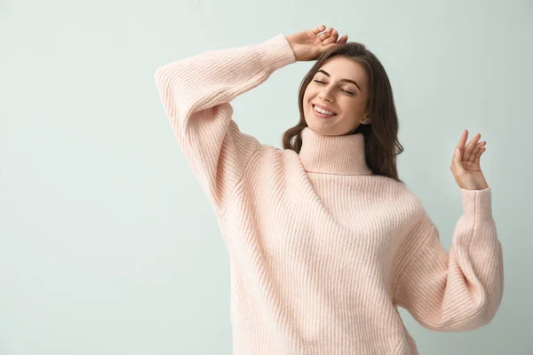 Hermosa Mujer Joven Con Suéter Color Rosa Cálido Sobre Fondo —  Fotos de Stock