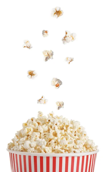 Heißes Popcorn Fällt Papiereimer Auf Weißem Hintergrund — Stockfoto