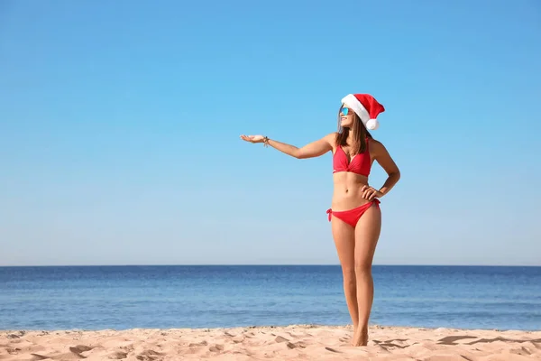 Jovem Mulher Vestindo Chapéu Papai Noel Biquíni Praia Espaço Para — Fotografia de Stock