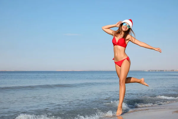 Jonge Vrouw Met Kerstmuts Bikini Het Strand Ruimte Voor Tekst — Stockfoto