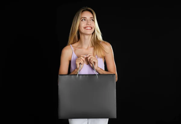 Mujer Joven Feliz Con Bolsa Compras Sobre Fondo Oscuro Viernes —  Fotos de Stock