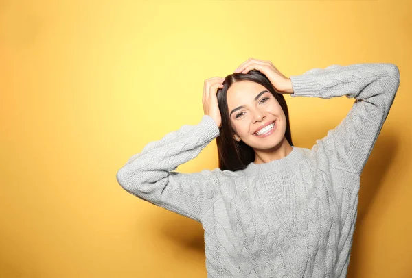 Mujer Joven Feliz Usando Suéter Caliente Sobre Fondo Amarillo — Foto de Stock