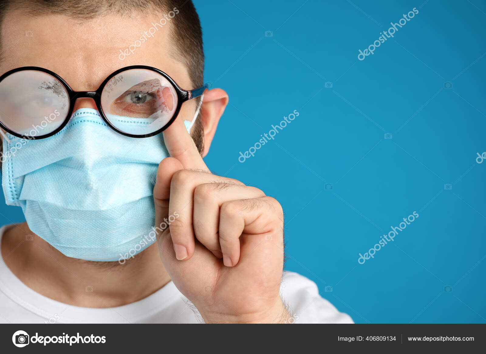 Hombre Limpiando Gafas Niebla Causada Por Uso Máscara Desechable Sobre: de stock © NewAfrica #406809134 | Depositphotos