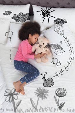 Tatlı rüyalar. Sevimli Afro-Amerikan kız uyuyor, yukarıda. Önplanda güneş, uçurtma ve diğer çizimler