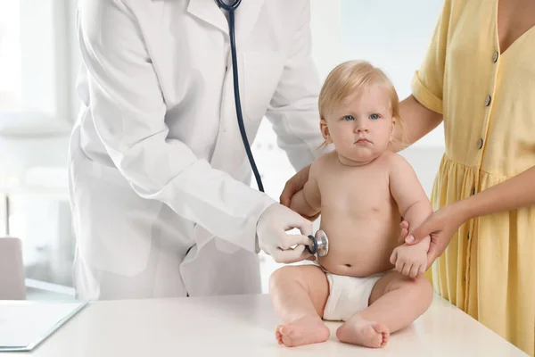 Gyermekorvos Vizsgálja Babát Sztetoszkóppal Kórházban Egészségügyi Ellátás — Stock Fotó