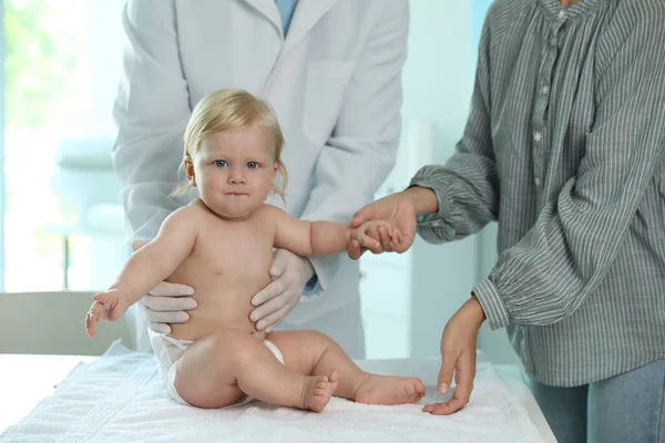 Moeder Met Haar Baby Bezoek Bij Een Kinderarts Het Ziekenhuis — Stockfoto