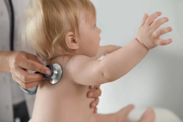 Kinderarts Onderzoekt Baby Met Stethoscoop Het Ziekenhuis Close Gezondheidszorg — Stockfoto