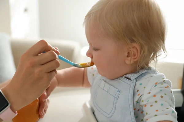 母親給餌彼女のかわいいです赤ちゃんとともに健康食品に家 — ストック写真