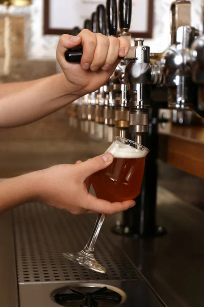 Barman Derramando Cerveja Fresca Vidro Pub Close — Fotografia de Stock