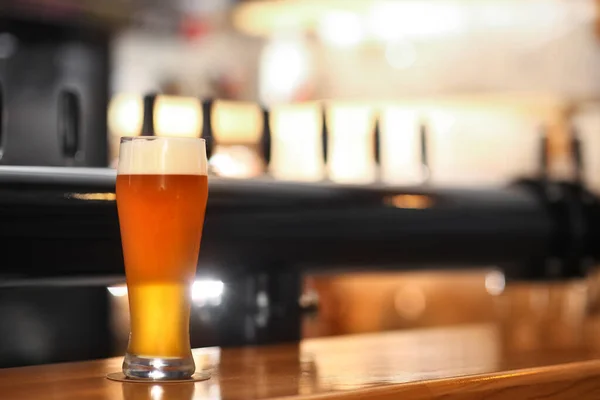 バーカウンターで冷たいおいしいビールのガラス テキストのためのスペース — ストック写真