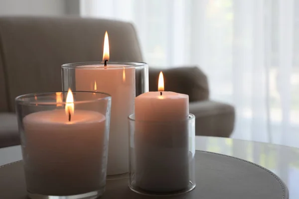 Brennende Kerzen Glashaltern Auf Dem Tisch Haus Raum Für Text — Stockfoto