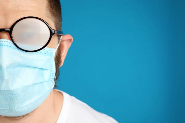 Uomo Con Occhiali Nebbiosi Causati Indossare Maschera Monouso Sfondo Blu — Foto Stock